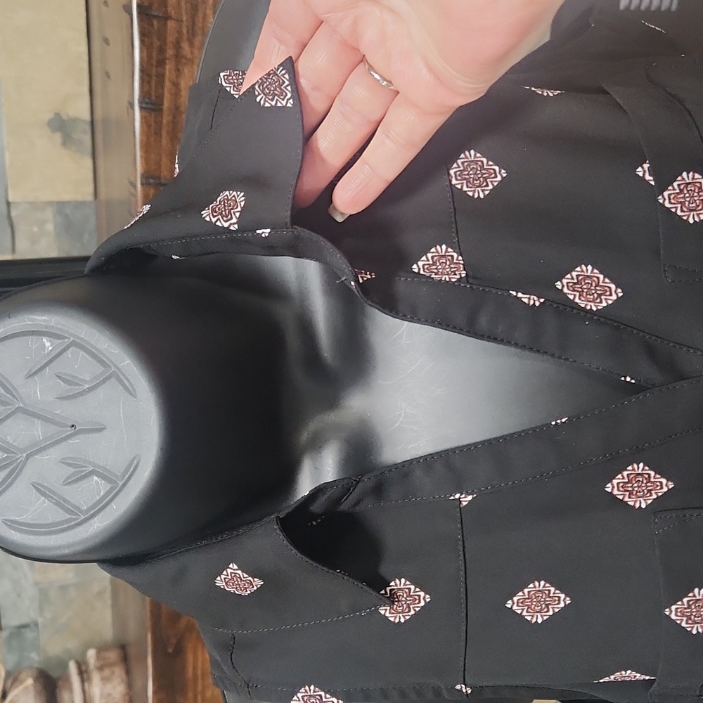 EXPRESS Sleeveless button-down top - Picture 2 of 10